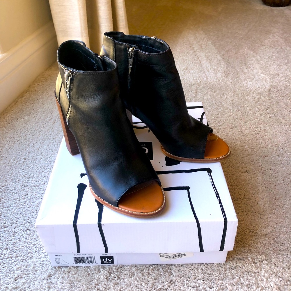 DV by DOLCE VITA “MERCY” LEATHER OPEN TOE BOOTIES W/EXPOSED ZIPPERS SZ-10 EUC